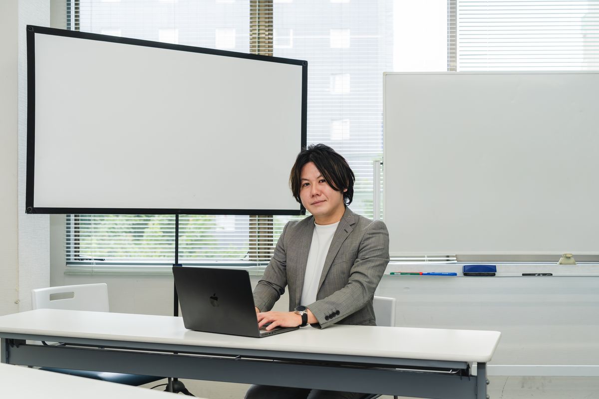 教室でパソコンに向かうユウキ先生